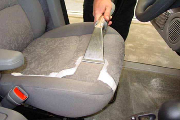 Brosse nettoyage pour les tapis et siège de voiture