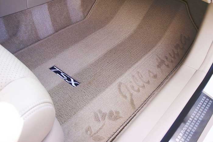 laver le tapis de voiture.détailler à l'intérieur de la voiture  moderne.nettoyer en utilisant une brosse et une solution de nettoyage sur  le tapis de voiture. 4258341 Photo de stock chez Vecteezy