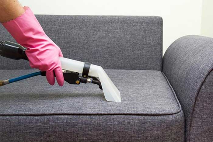Comment nettoyer un canapé en tissu facilement ? - Okay